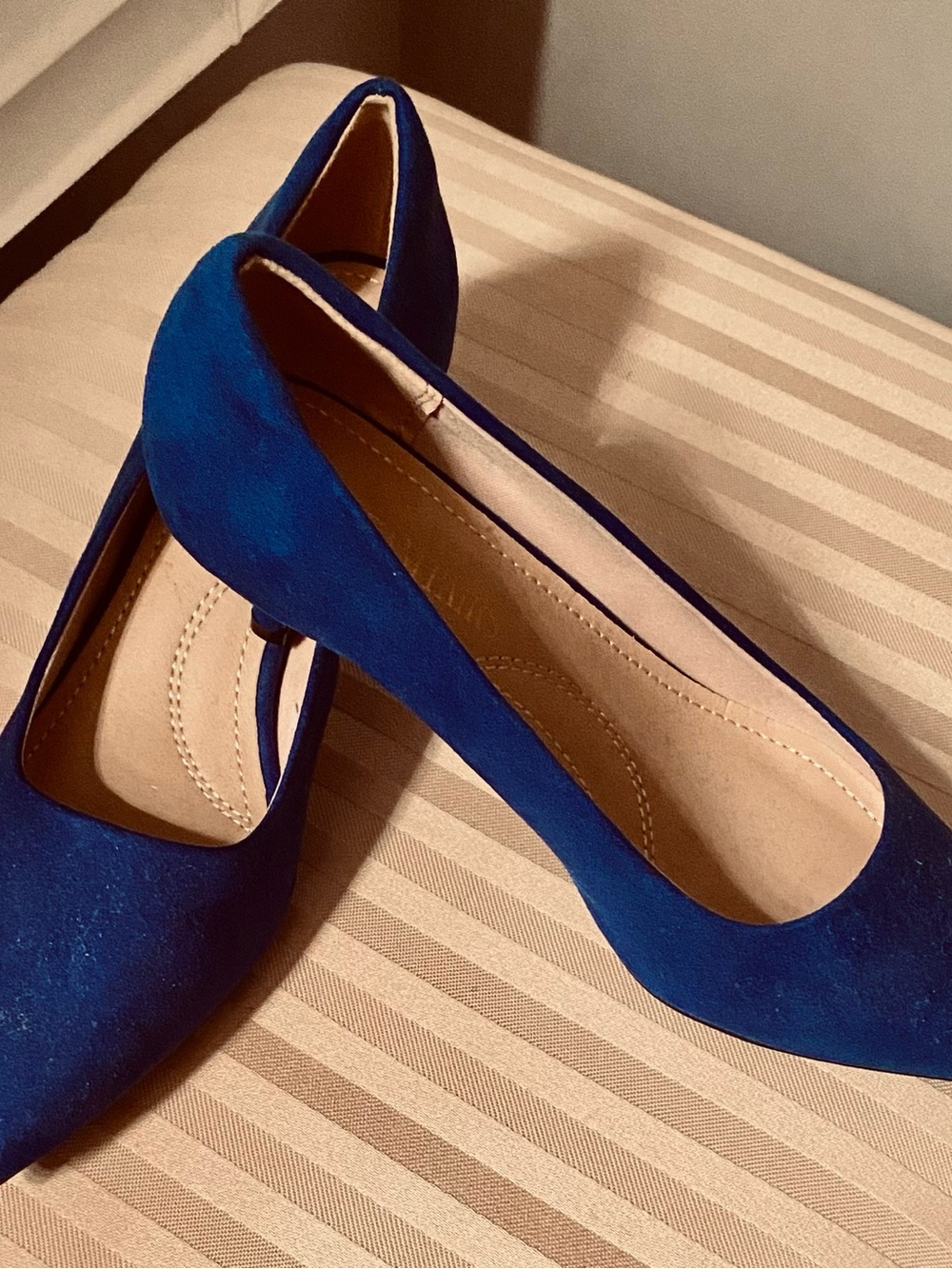Dream Pairs Royal Blue Suede kitten Heel Pumps. Size 7